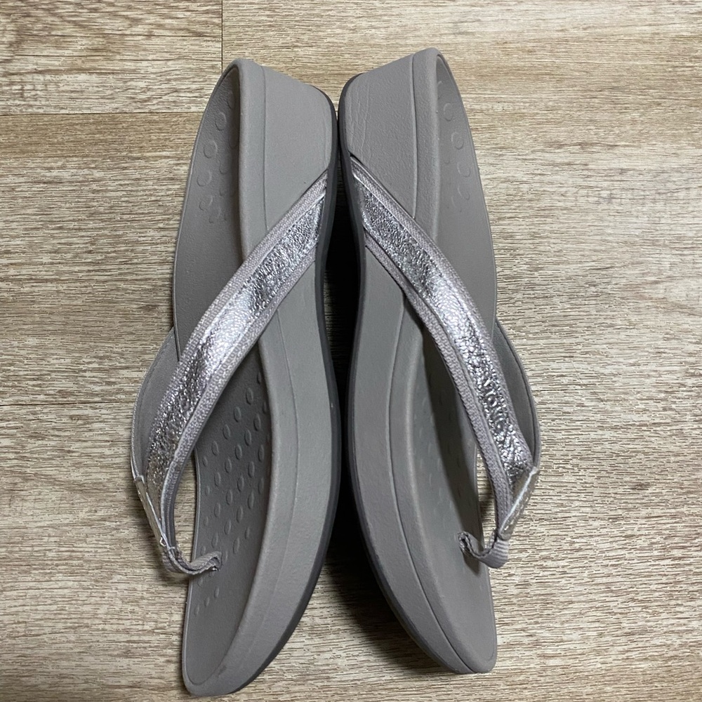 VIONIC HIGHTIDE METALLIC THONG SANDALS - Picture 5 of 7
